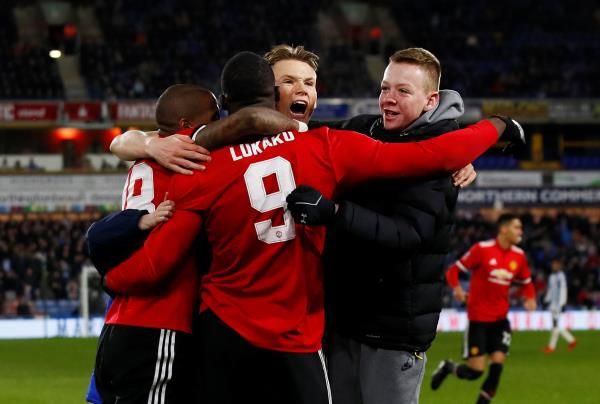  أشلي يونج مع لاعبي مانشستر يونايتد