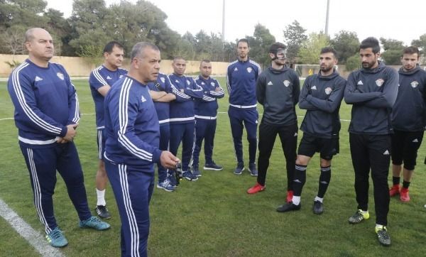 أبو عابد يتحدث مع لاعبي الأردن