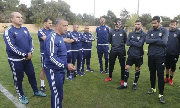 أبو عابد يتحدث مع لاعبي الأردن