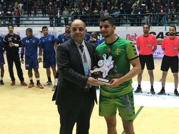 جمال نجاح يتسلم جائزة أفضل لاعب في اللقاء