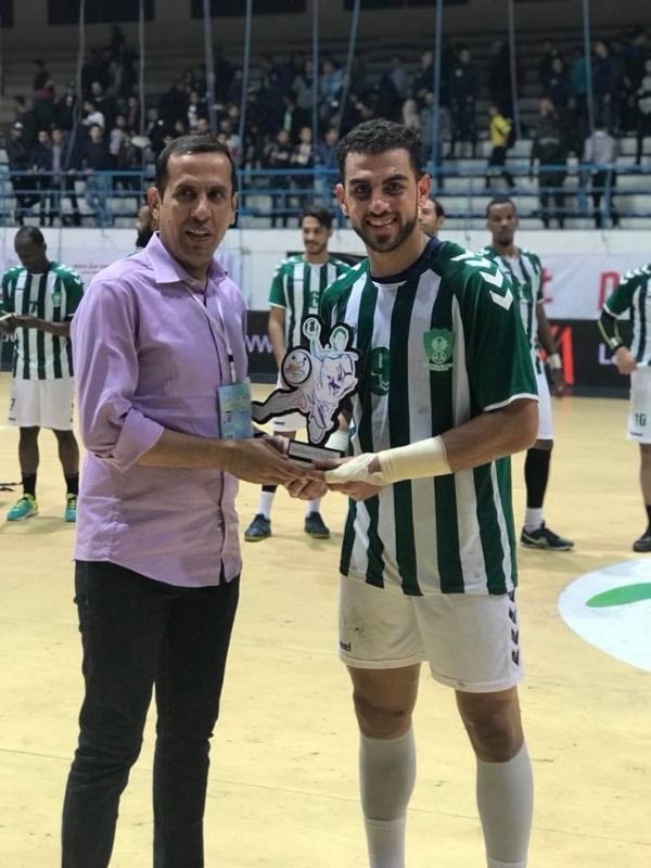 مهدي آل سالم يتوج بكأس أفضل لاعب