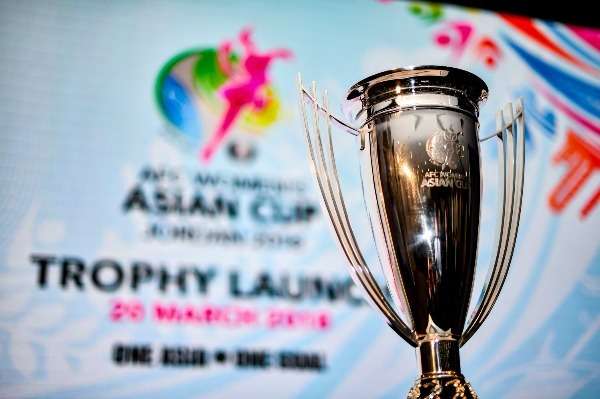 الشيخ سلمان خلال الكشف عن الكأس