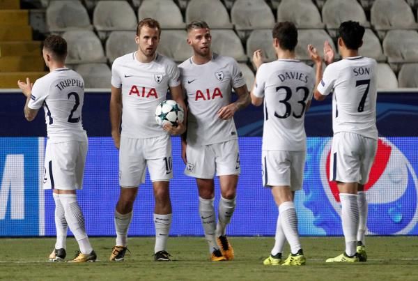 ألديرفيريلد مع لاعبي توتنهام