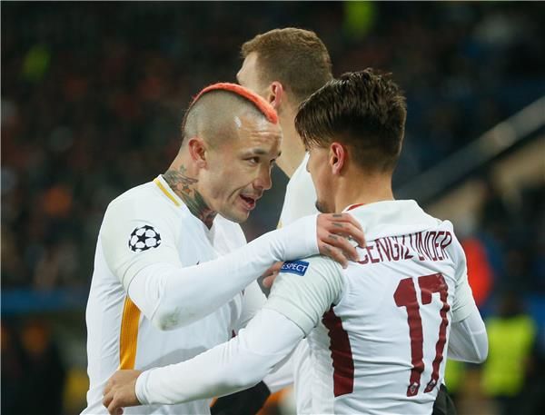 سينجيز مع لاعبي روما