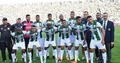 عبد اللاه بلكحل (يمين) مع فريق الدفاع