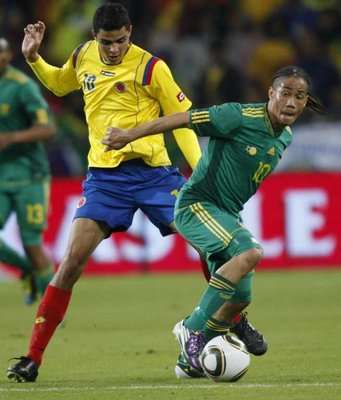 مورينو الكولمبي في مواجهة بينار لاعب جنوب افريقيا خلال المباراة الودية 