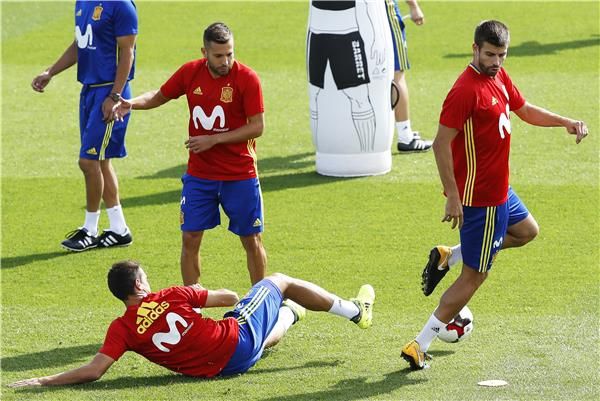 بيكيه في مران منتخب إسبانيا