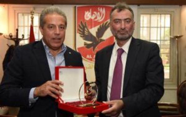 جانب من تبادل الهدايا التذكارية