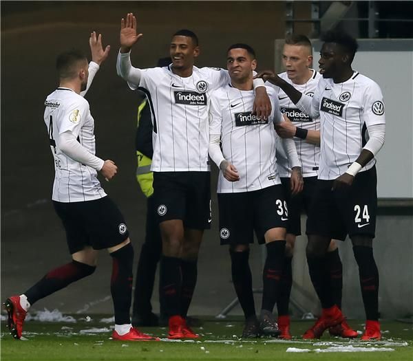 ماسكاريل وسط لاعبي فرانكفورت 