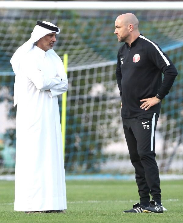 الشيخ حمد بن خليفة رفقة سانشيز