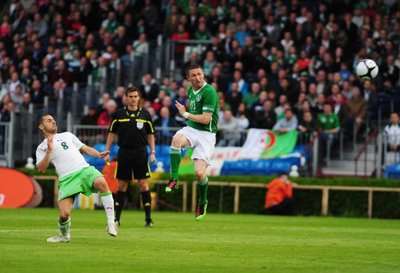روبين كين لحظة تسجيل الهدف الإيرلندي الثاني في مرمى الجزائر