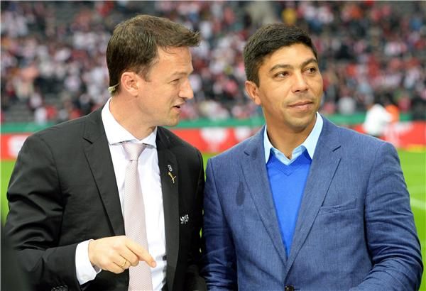  جيوفاني إلبير ( يمين)