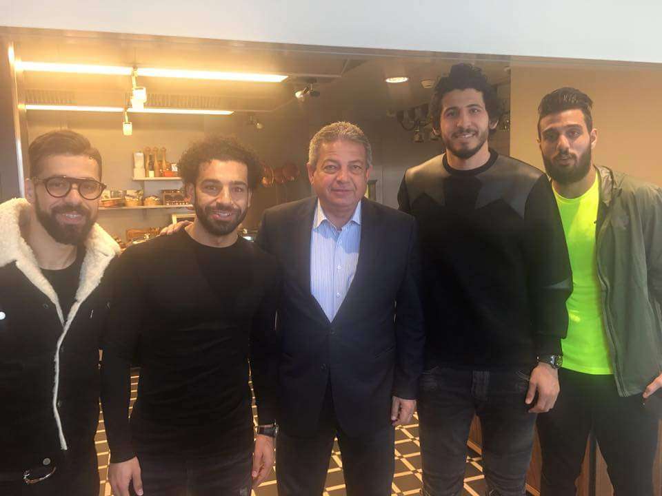  خالد عبد العزيز مع لاعبي المنتخب المصري 