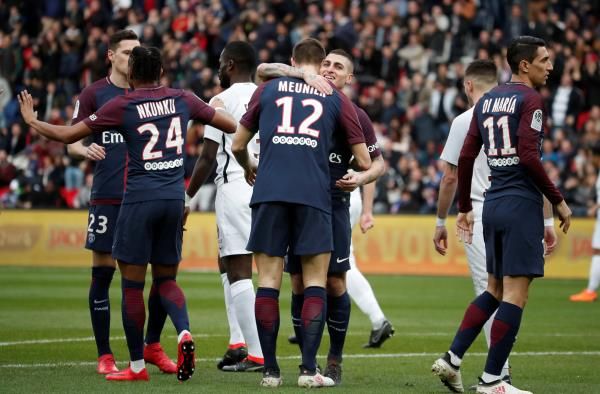 مونييه مع لاعبي سان جيرمان