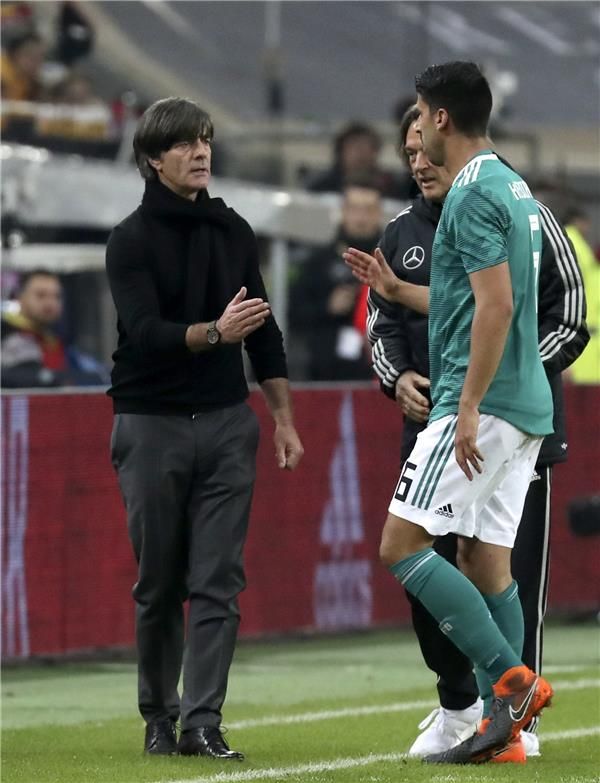 خضيرة يخرج من أرضية الملعب