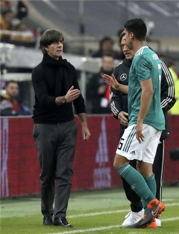 خضيرة يخرج من أرضية الملعب