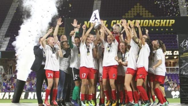 احتفال لاعبات فريق بورتلاند ثورنز بلقب 2017