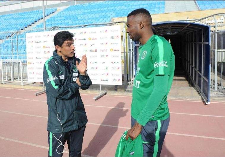 عمر باخشوين (يسارا)