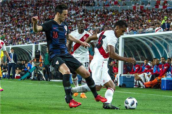 جانب من مباراة بيرو وكرواتيا