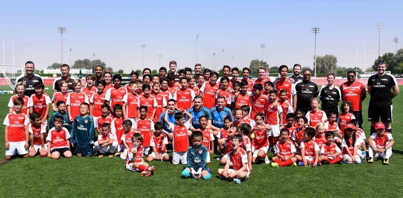 لاعبو آرسنال مع الطلاب