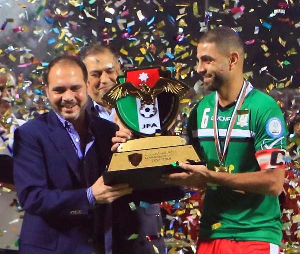 فتحي يتسلم الدرع من الأمير علي