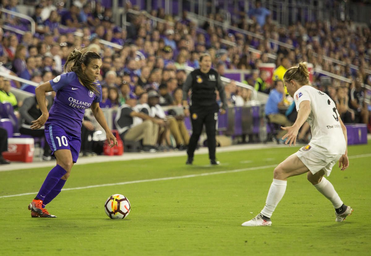 البرازيلية مارتا (يسار) في مباراة أورلاندو وأوتا