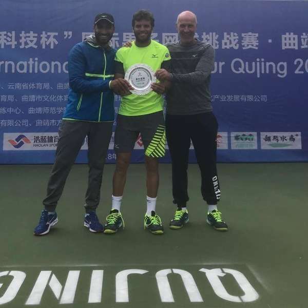 الجزيري مع مدربه والمعد البدني