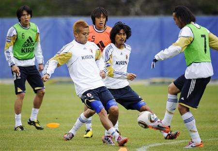 جونيتشي إيناموتو ( وسط )