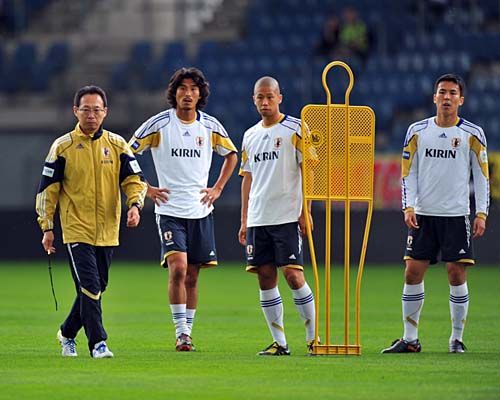 مدرب المنتخب الياباني السيد أوكادا ( يسار ) في التمرين الأخير على ملعب أرينا