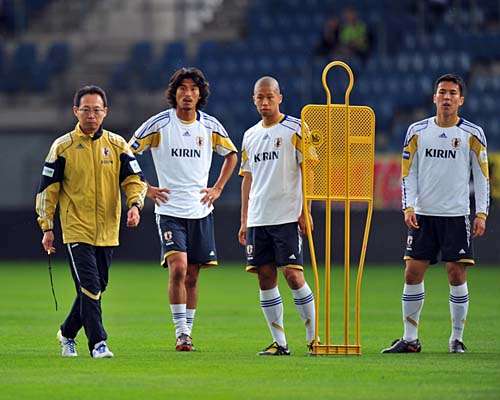 مدرب المنتخب الياباني السيد أوكادا ( يسار ) في التمرين الأخير على ملعب أرينا