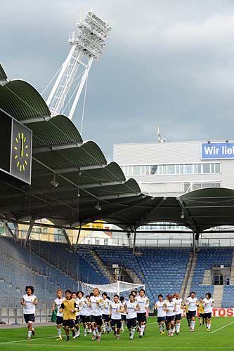 لاعبي المنتخب الياباني في آخر تدريباتهم على استاد أرينا