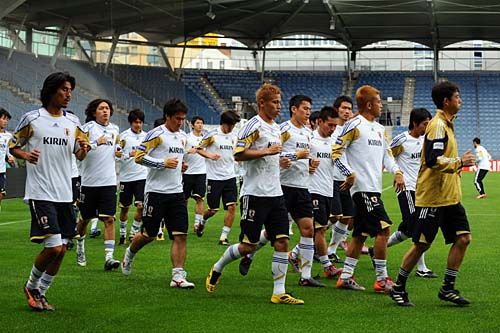 لاعبي المنتخب الياباني في آخر تدريباتهم على استاد أرينا