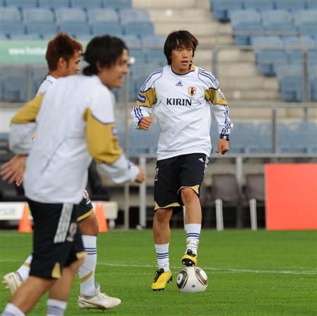 شونسوكي ناكامورا تواجد بالتمرين الأخير قبل أن يشتكي من الإصابة المفاجئة 