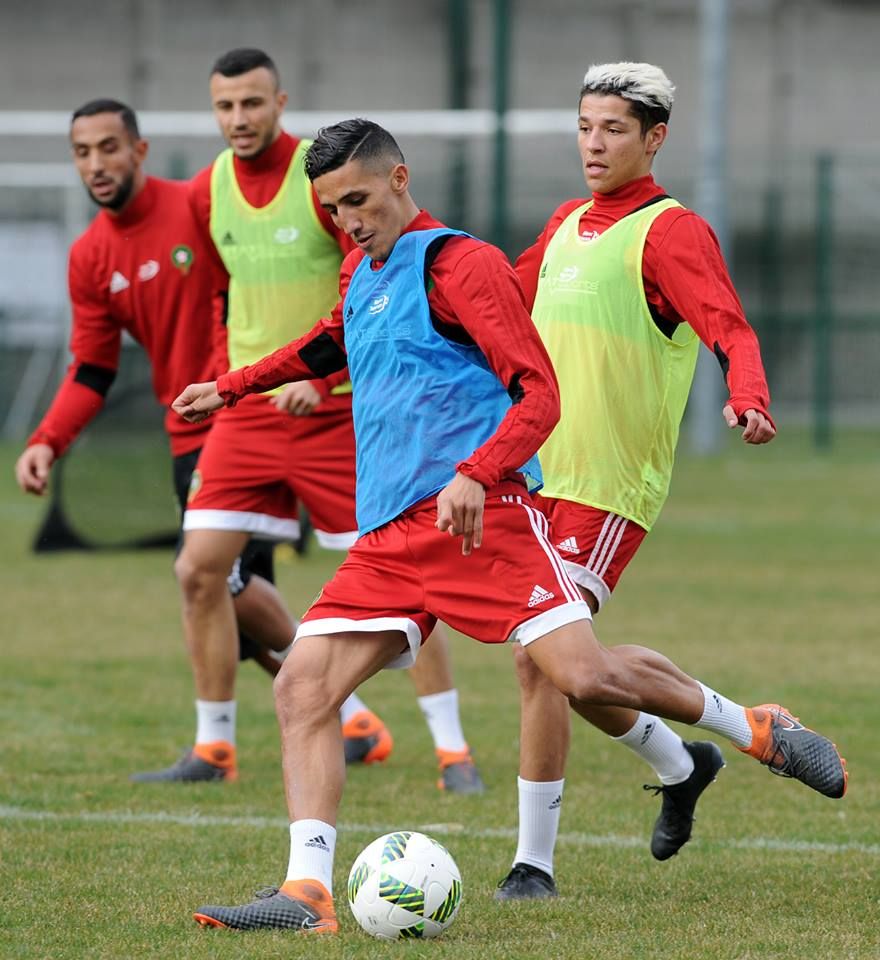 أمين حارث مع لاعبي المغرب