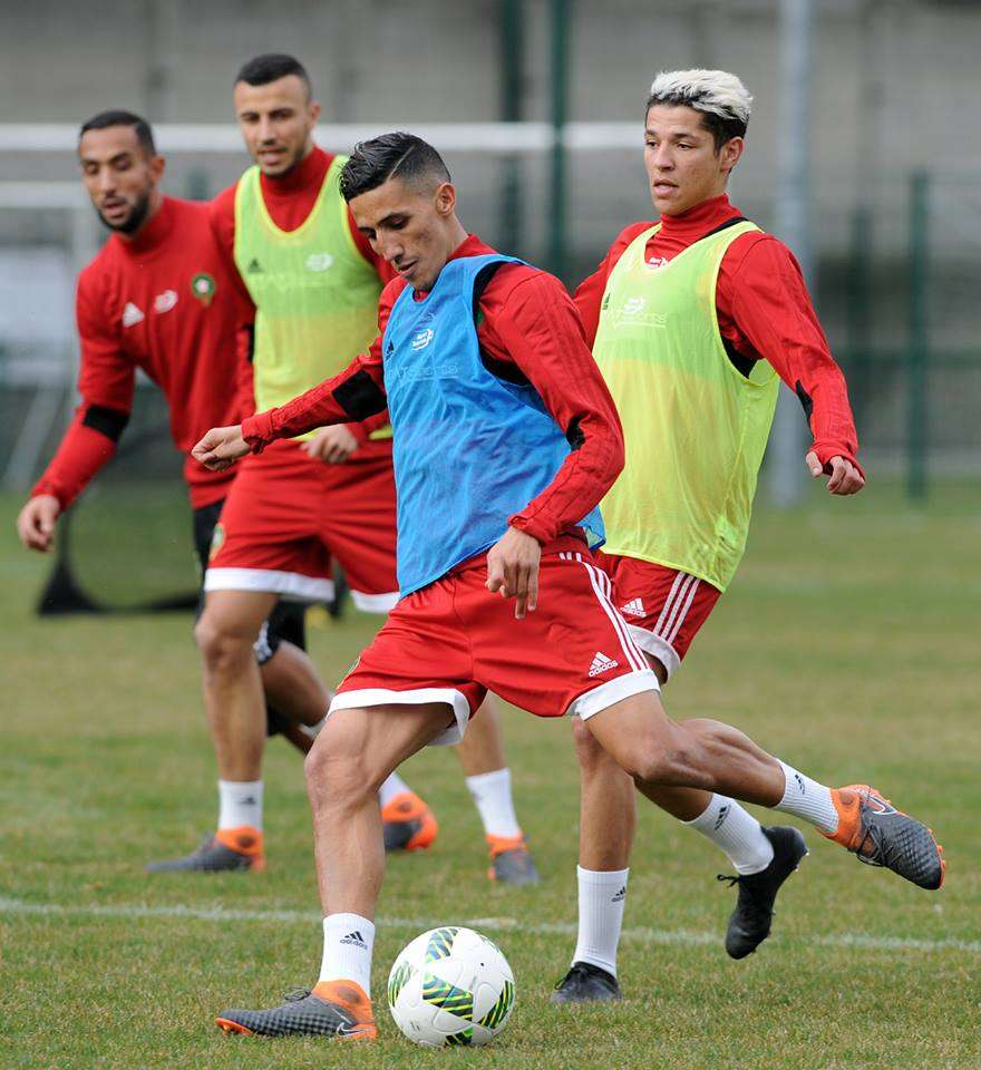 أمين حارث مع لاعبي المغرب