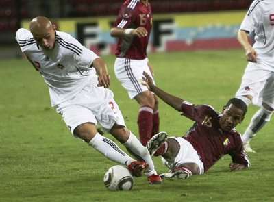 صراع فنزويلي كندي على الكرة