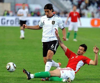 سامي خضيرة يراوغ مدافع مجري في المباراة الودية التي أقيمت امس