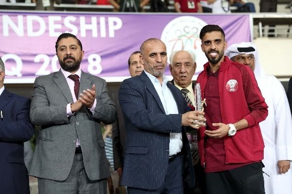 حسن الهيدوس خلال مراسم التتويج