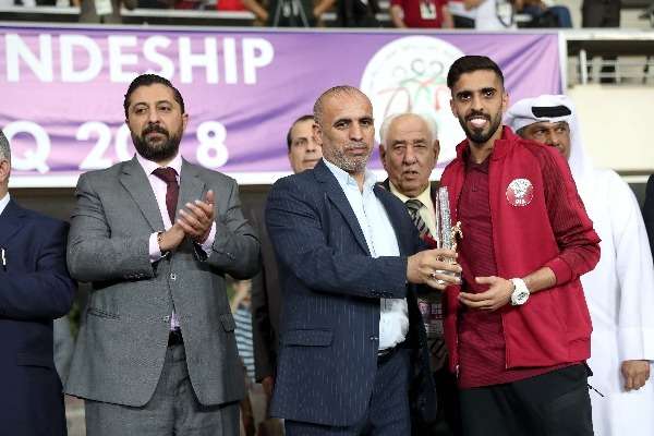 حسن الهيدوس خلال مراسم التتويج