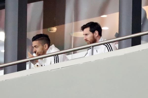  ليونيل ميسي يتابع المباراة من المدرجات