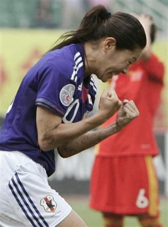 هوماري ساوا تحتفل بعد قيادة منتخبها لكأس العالم 2011 بالمانيا