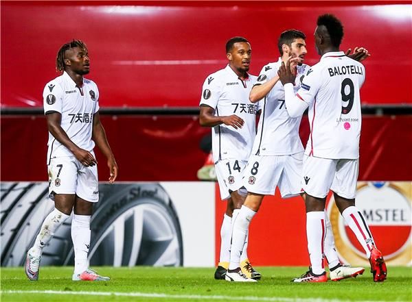 ماكسيمين مع لاعبي نيس