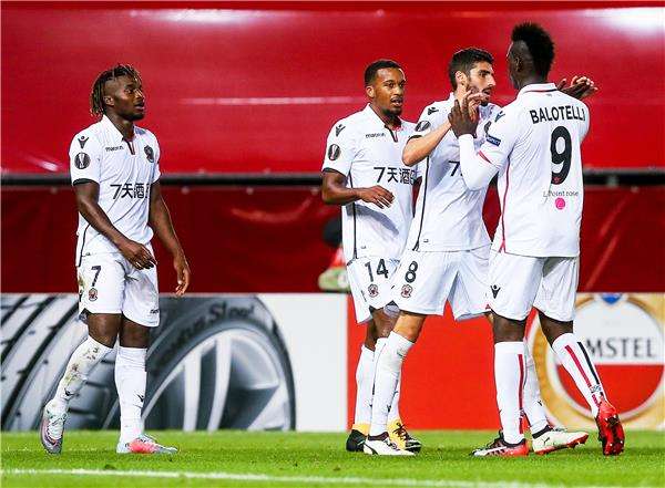 ماكسيمين مع لاعبي نيس