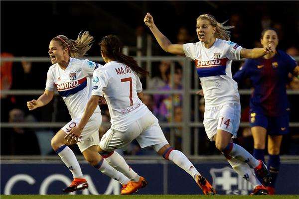 لاعبات ليون يحتفلن بهز شباك برشلونة