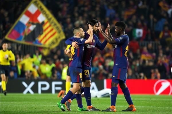  أومتيتي مع لاعبي برشلونة