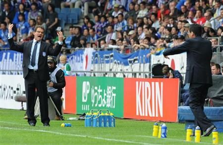 السيد أوكادا ( يمين ) في نقاش ساخن مع كابيلو أثناء المباراة الودية بين اليابان وأنكلترا