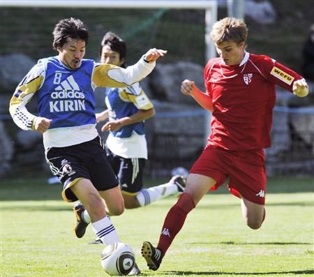 دايسوكي ماتسوي ( يسار ) يحاول قطع الكرة من أحد لاعبي فريق سيون السويسري