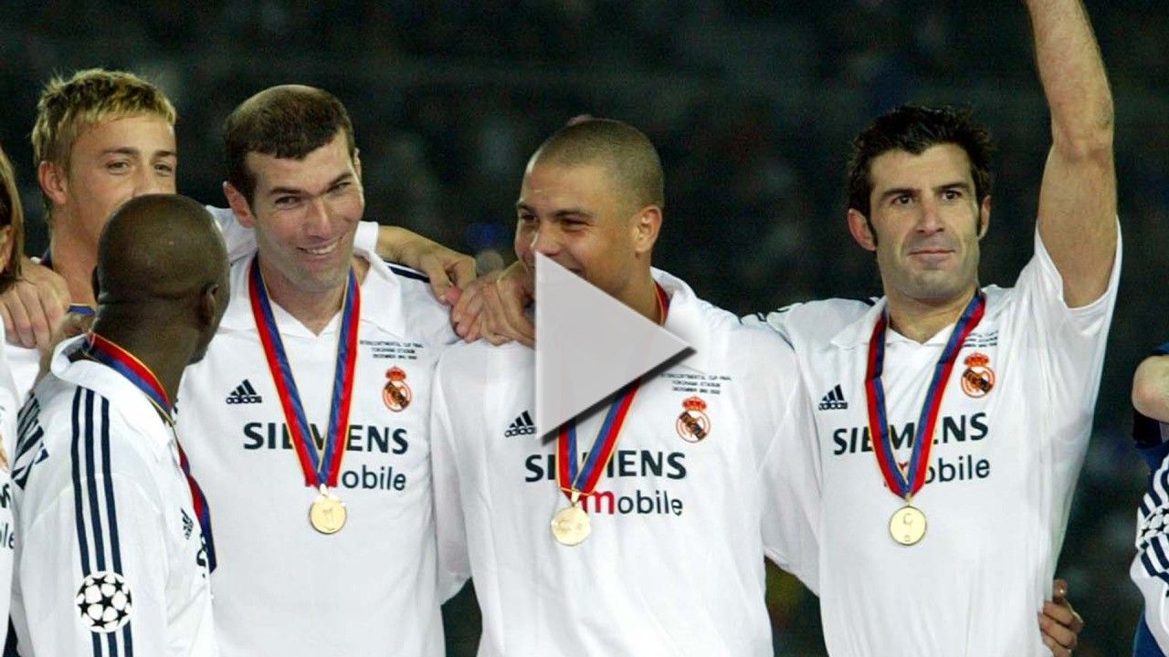 زيدان مع لاعبي ريال مدريد السابقين