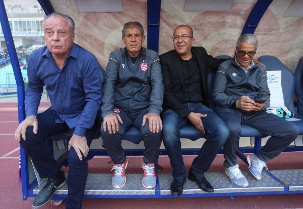 برتران مارشان خلال لقاء اليوم إلى جانب الجهاز الفني 