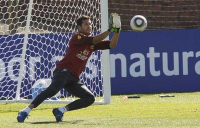 جوليو سيزار يتدرب بالكرة الجديدة في معسكر منتخب البرازيل